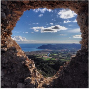 La cala di Quirra, il castello, i nuraghi