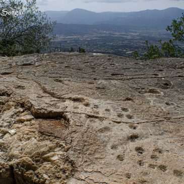 Nuraghe Coa ‘e Serra e petroglifo presso Grutta is Janas – Baunei