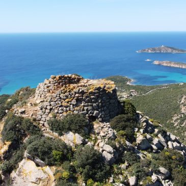 Torri sul mare: il nuraghe Riu Perdosu di Teulada